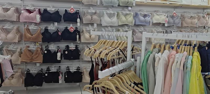 《易转》浦江镇区客源集中主街道精品内衣店转让!